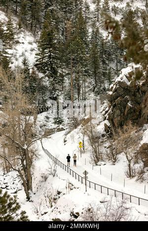 Corridori sulle cime al sentiero delle pianure nel Clear Creek Canyon - vicino a Golden, Colorado, Stati Uniti Foto Stock