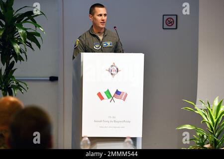 Cory Jerch, comandante OSS/CC, 31st Fighter Wing, US Air Force, Aviano Air base, Si rivolge ai membri della Provincia di Pordenone e Udine, comando militare regionale italiano, Consolato USA Milano politico-economico, Airmen USA di stanza all'Aviano Airbase, Ufficio USA di cooperazione per la Difesa di Lubiana, Delegazione Slovena, Task Force dell'Esercito USA dell'Europa meridionale, Africa e Brigata aerea del 173rd, durante il Sustainable Training Area Management Workshop, Udine, Italia, 20 settembre 2022. Natura 2000 è una rete di aree di protezione della natura nel territorio dell'Unione europea. Lo è Foto Stock