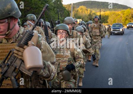 Gli apprendisti delle forze di sicurezza al corso di formazione 343rd marzo al corso di base tattiche e tecniche individuali presso la base comune di San Antonio - Camp Bullis il 20 settembre 2022. Il corso è stato ideato per insegnare ai partecipanti come sparare, muoversi e comunicare in ambienti tattici. L'ala di addestramento 37th e lo squadrone di addestramento 343rd forniscono l'addestramento iniziale per tutte le forze di sicurezza dell'aeronautica. Foto Stock