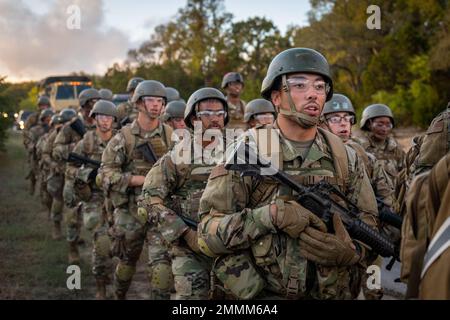 Gli apprendisti delle forze di sicurezza al corso di formazione 343rd marzo al corso di base tattiche e tecniche individuali presso la base comune di San Antonio - Camp Bullis il 20 settembre 2022. Il corso è stato ideato per insegnare ai partecipanti come sparare, muoversi e comunicare in ambienti tattici. L'ala di addestramento 37th e lo squadrone di addestramento 343rd forniscono l'addestramento iniziale per tutte le forze di sicurezza dell'aeronautica. Foto Stock