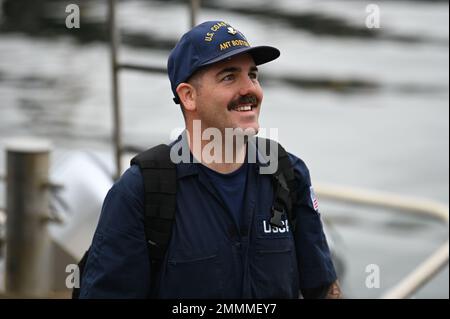 Piccolo ufficiale seconda Classe Nicholas Barusso è un membro del team Aids to Navigation Boston con sede a Boston, ma, il 20 settembre 2022. ANT Boston fornisce servizi e ispeziona, esegue la manutenzione e sostituisce le boe alla fine del loro ciclo di vita mantenendo navigabili i nostri corsi d'acqua. Foto Stock