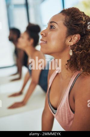 Uno si muove in un asana fino a che il limite è sentito. un gruppo di persone che fanno yoga. Foto Stock
