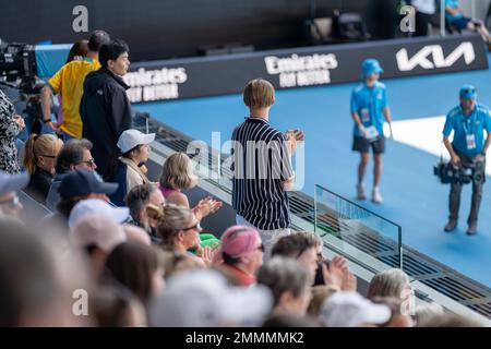 Folle che guardano una atleta professionista giocatore di tennis che gioca su un campo in un torneo di tennis in estate Foto Stock