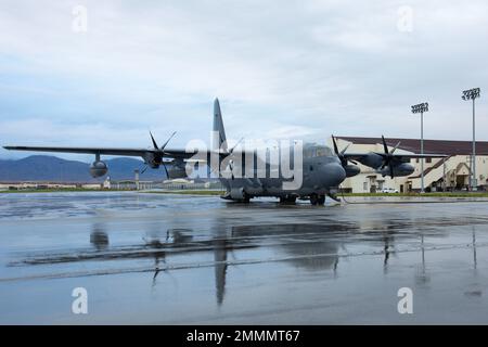 Un HC-130J Combat King II si prepara al decollo per trasportare i guardiani nazionali dell'Alaska Army a Bethel, Alaska, 21 settembre 2022. Circa 100 membri della milizia organizzata dell'Alaska, che è composta dalla Guardia Nazionale dell'Alaska, dalla Alaska state Defense Force e dalla Alaska Naval Militia, sono stati attivati in seguito a una dichiarazione di disastro rilasciata il 17 settembre dopo che i resti di Typhoon Merbok hanno causato una drammatica inondazione attraverso più di 1.000 miglia della costa dell'Alaska. (Foto della Guardia Nazionale dell'Alaska di Victoria Granado) Foto Stock