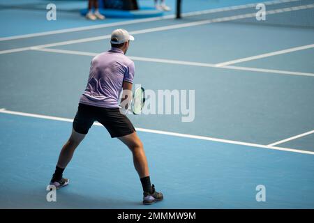 Atleta professionista che gioca a tennis su un campo sportivo in europa. Foto Stock