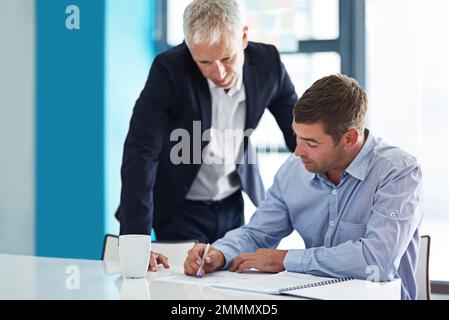 Esecuzione della sua strategia da parte del capo. due uomini d'affari che lavorano insieme in ufficio. Foto Stock