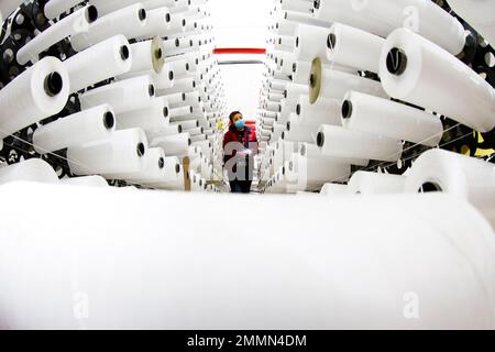 SUQIAN, CINA - 30 GENNAIO 2023 - Un lavoratore si precipita a fare ordini per le esportazioni verso paesi lungo la cintura e la strada in una fabbrica di maglieria e imballaggio Foto Stock