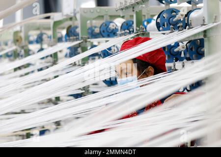 SUQIAN, CINA - 30 GENNAIO 2023 - Un lavoratore si precipita a fare ordini per le esportazioni verso paesi lungo la cintura e la strada in una fabbrica di maglieria e imballaggio Foto Stock