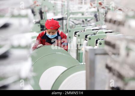 SUQIAN, CINA - 30 GENNAIO 2023 - Un lavoratore si precipita a fare ordini per le esportazioni verso paesi lungo la cintura e la strada in una fabbrica di maglieria e imballaggio Foto Stock