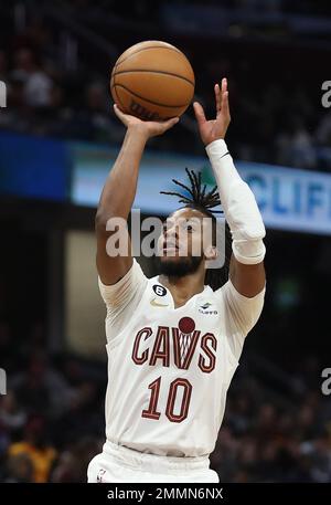 Cleveland, Stati Uniti. 29th Jan, 2023. I Cleveland Cavaliers Darius Garland (10) sparano durante il secondo tempo contro i Los Angeles Clippers al Rocket Mortgage Fieldhouse di Cleveland, Ohio domenica 29 gennaio 2023. Foto di Aaron Josefczyk/UPI Credit: UPI/Alamy Live News Foto Stock