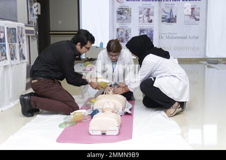 Gli studenti che allattano si stanno esercitando a fornire la somministrazione di ossigeno al paziente da parte di una bambola di paziente nella simulazione della presenza virtuale nel. Foto Stock