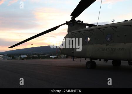 Un elicottero CH-47 Chinook siede sul Muir Army Airfield. Foto Stock