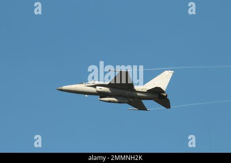 NAKHON PATHOM, THAILANDIA - 14 gennaio 2023 : F16 militare aereo da combattimento che vola attraverso l'aria della Royal Thai Air Force sorvola il luogo di natio Foto Stock