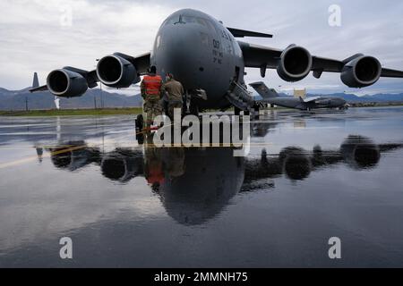 Alaska Air National Guardsmen assegnato alla 176th Airlift Wing preparare un C-17 Globemaster III per la partenza alla base congiunta Elmendorf-Richardson, Alaska, 21 settembre 2022. Circa 100 membri dell'AKOM, che comprende membri della Guardia Nazionale dell'Alaska, della Alaska state Defense Force e della Alaska Naval Militia, sono stati attivati a seguito di una dichiarazione di disastro rilasciata il 17 settembre dopo che i resti di Typhoon Merbok hanno causato una drammatica inondazione in oltre 1.000 miglia della costa dell'Alaska. Foto Stock