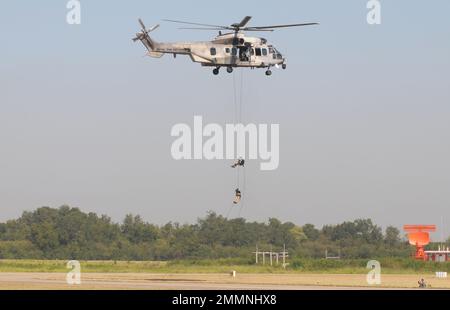 NAKHON PATHOM, THAILANDIA - 14 gennaio 2023 : Air Show Eurocopter EC725 Caracal, l'elicottero per il trasporto delle truppe, l'evacuazione dei sinistri, e combattimenti s Foto Stock