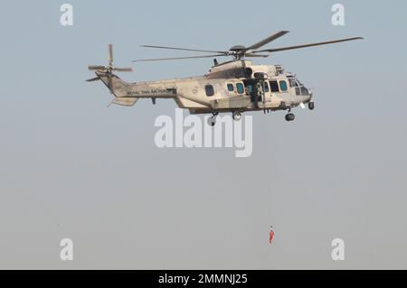 NAKHON PATHOM, THAILANDIA - 14 gennaio 2023 : Air Show Eurocopter EC725 Caracal, l'elicottero per il trasporto delle truppe, l'evacuazione dei sinistri, e combattimenti s Foto Stock