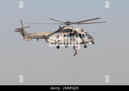 NAKHON PATHOM, THAILANDIA - 14 gennaio 2023 : Air Show Eurocopter EC725 Caracal, l'elicottero per il trasporto delle truppe, l'evacuazione dei sinistri, e combattimenti s Foto Stock