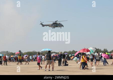 NAKHON PATHOM, THAILANDIA - 14 gennaio 2023 : Air Show Eurocopter EC725 Caracal, l'elicottero per il trasporto delle truppe, l'evacuazione dei sinistri, e combattimenti s Foto Stock