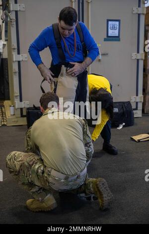 Aviation Boatswain's Mate (Handling) Airman David Douglas, centro, da Myrtle Beach, South Carolina, assegnato al primo vettore aereo della classe USS Gerald R. Ford (CVN 78) reparto aereo, indossa una tuta per lo smaltimento di dispositivi esplosivi con l'assistenza dello smaltimento di ordigni esplosivi 2nd Classe Jake B. Bartlett, di fronte, da Salem, New Hampshire, Assegnato al plotone di smaltimento delle ordigni esplosive, 6-2-2, 21 settembre 2022. Ford è in corso nell'Oceano Atlantico che conduce le qualifiche dei vettori e workups per un dispiegamento programmato questo autunno. Foto Stock