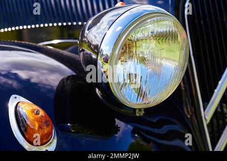 Dettagli auto classica. Faro di auto retrò nero Foto Stock