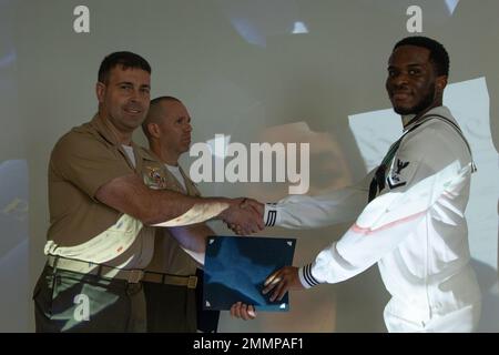 U.S. Navy Petty Officer 3rd Class Lionel Kone, nativo della Côte d’Avorio e specialista logistico di Strike Fighter Squadron 195, riceve il suo certificato di cittadinanza in occasione di una cerimonia di naturalizzazione alla Marine Corps Air Station Iwakuni, 21 settembre 2022. La cerimonia di naturalizzazione si è tenuta per riconoscere che i membri del servizio MCAS Iwakuni sono diventati cittadini degli Stati Uniti. La cerimonia ha visto la partecipazione di membri del servizio provenienti da Cina, Côte d’Avorio, Repubblica Dominicana e Honduras. Foto Stock