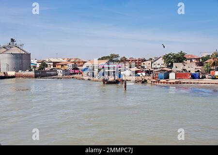 Costa dell'oceano Atlantico a Banjul, Gambia, Africa occidentale Foto Stock