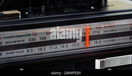 Sintonizzazione della frequenza del quadrante radio analogico sulla scala del ricevitore vintage. Foto Stock