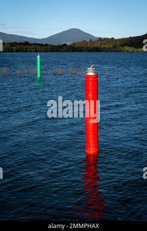 Indicatori di navigazione rossi e verdi su entrambi i lati del canale di navigazione che conduce a Motuoapu Marina, Lago Taupo, Isola del Nord, Nuova Zelanda Foto Stock