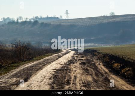 Auto sulla strada nella nebbia. Paesaggio autunnale. Foto Stock