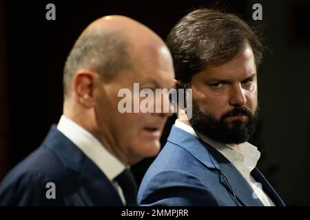 Santiago, Metropolitana, Cile. 29th Jan, 2023. Il presidente cileno Gabriel Boric guarda il cancelliere tedesco OLAF Scholz mentre parla durante una cerimonia al palazzo presidenziale la Moneda a Santiago, Cile. (Credit Image: © Matias Basualdo/ZUMA Press Wire) SOLO PER USO EDITORIALE! Non per USO commerciale! Foto Stock