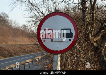 Nessun sorpasso. Vietato indicare in anticipo. Round semaforo rosso. Foto Stock