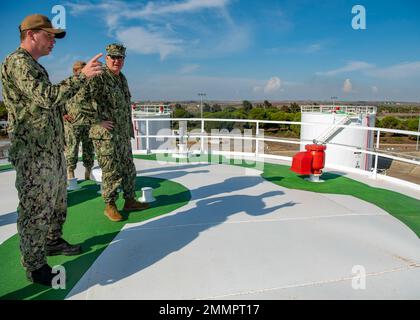 (220921-N-RY670-1025) ROTA, Spagna (dal 20, 2022) Naval Supply Systems Command Fleet Logistics Center Sigonella Leaders guide ADM posteriore. Patrick Hayden (primo da destra), direttore, logistica, fornitura di flotte e ordnance, forze Navali USA Europa-Africa, durante un tour del Defense Fuel Support Point (DFSP) Facility presso la Naval Station (NAVSTA) Rota, Spagna, 20 settembre 2022. Il DFSP di NAVSTA Rota immagazzina e trasferisce decine di milioni di galloni di combustibile al giorno a sostegno delle operazioni aeree e portuali dell’impianto. Foto Stock