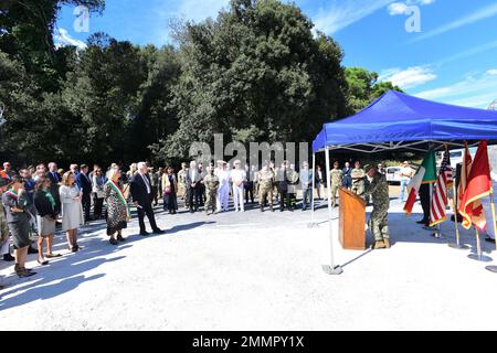 Joseph Harder III, comandante, Naval Facilities Engineering Systems Command Europe, Africa, Central, assegnato alla Naval Support Activity, Napoli, parla durante la cerimonia di taglio del nastro del ponte girevole sul canale Navicelli a Camp Darby, Pisa Amunition Storage Area Italy, 22 settembre 2022. Camp Darby celebra il completamento di un progetto di modernizzazione infrastrutturale di $42 milioni di dollari, che comprende il ponte ferroviario sul canale Navicelli, gli aggiornamenti ai bacini dei canali e una zona sicura di carico e scarico delle munizioni. Il progetto finanziato dal governo degli Stati Uniti, è un k Foto Stock