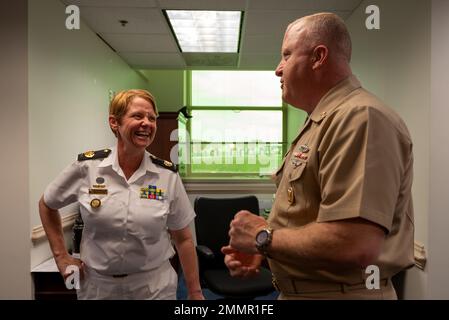 WASHINGTON (22 settembre 2022) Master Chief Petty Officer della Marina James Honea, a destra, ha incontrato il Warrant Officer della Royal Australian Navy Deb Butterworth, a sinistra, 22 settembre 2022. I due leader navali hanno discusso i programmi di partenariato e gli sforzi di reclutamento durante una visita al Pentagono. Foto Stock