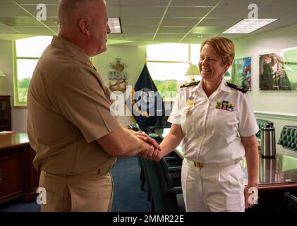 WASHINGTON (22 settembre 2022) Master Chief Petty Officer della Marina James Honea, a destra, ha incontrato il Warrant Officer della Royal Australian Navy Deb Butterworth, a sinistra, 22 settembre 2022. I due leader navali hanno discusso i programmi di partenariato e gli sforzi di reclutamento durante una visita al Pentagono. Foto Stock