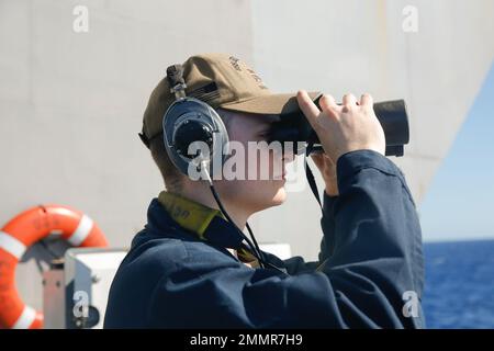 Abraham Lincoln conduce operazioni di routine. 220922-N-ON253-1023 OCEANO PACIFICO (22 settembre 2022) Seaman reclutare Kason Morris, da Cedar Town, GA., è in piedi guardare sul fantasma della Nimitz-Class portaerei USS Abraham Lincoln (CVN 72). Abraham Lincoln sta attualmente conducendo operazioni di routine nella flotta degli Stati Uniti 3rd. Foto Stock