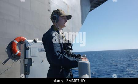 Abraham Lincoln conduce operazioni di routine. 220922-N-ON253-1019 OCEANO PACIFICO (22 settembre 2022) Seaman reclutare Kason Morris, da Cedar Town, GA., è in piedi guardare sul fantasma della Nimitz-Class portaerei USS Abraham Lincoln (CVN 72). Abraham Lincoln sta attualmente conducendo operazioni di routine nella flotta degli Stati Uniti 3rd. Foto Stock