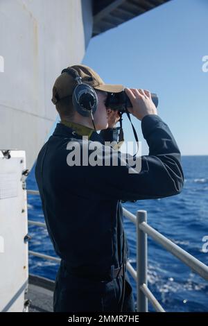 Abraham Lincoln conduce operazioni di routine. 220922-N-ON253-1027 OCEANO PACIFICO (22 settembre 2022) Seaman reclutare Kason Morris, da Cedar Town, GA., è in piedi guardare sul fantasma della Nimitz-Class portaerei USS Abraham Lincoln (CVN 72). Abraham Lincoln sta attualmente conducendo operazioni di routine nella flotta degli Stati Uniti 3rd. Foto Stock