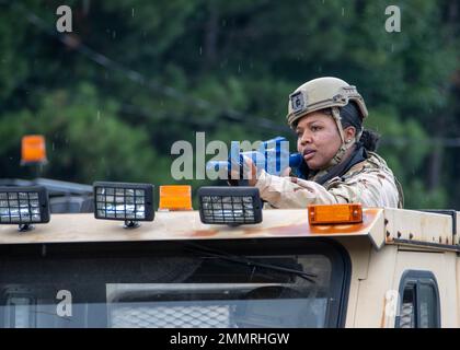 Un Airman, 94th Security Forces Squadron, si trova in cima a un veicolo alla ricerca di forze ostili dopo un attacco simulato su un posto di sicurezza avvenuto presso la base della riserva aerea di Dobbins, GA, settembre 22. Dobbins ARB ha ospitato, coordinato e partecipato a un esercizio di base a livello di settembre 19-25 chiamato United Force 22-01 per testare le capacità di preparazione. Foto Stock