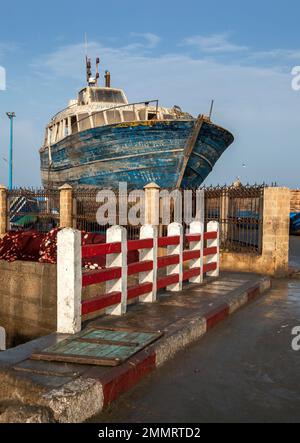 Un peschereccio da traino si trova nel molo secco del porto di Essaouira, nell'Oceano Atlantico, in Marocco. Foto Stock
