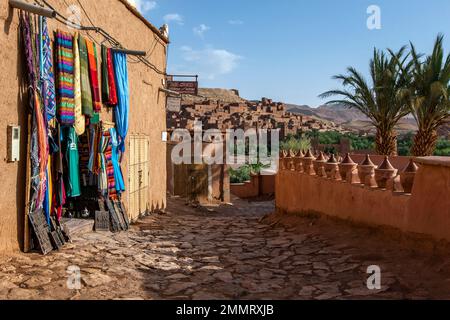 Una vista dalla città moderna di Ait ben Haddou verso l'antica città fortificata di Ait Benhaddou. Foto Stock