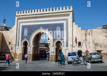 La porta Bab Bou Jeloud alla medina di Fez in Marocco. Fu costruito dall'amministrazione coloniale francese nel 1913. Foto Stock