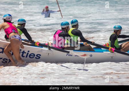 Sabato 28th Gennaio 2023. Sydney Northern Beaches Surfboat carnevale a North Narrabeen Beach, surf club locale squadre maschili e femminili e il loro tradit Foto Stock