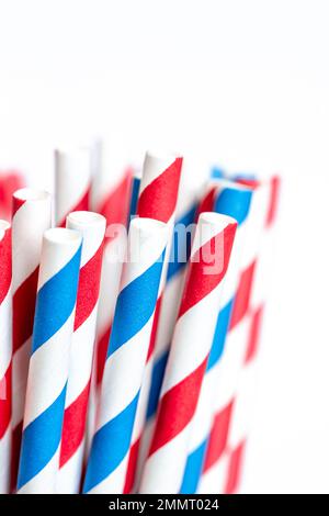 Cannucce di carta multicolore per bevande da vicino su sfondo bianco. Foto Stock