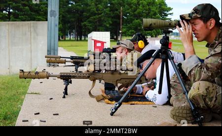 I Beretti Verdi aiutano i civili a puntare fucili da cecchino militari a bersagli lontani in una famiglia ospitata dal 5th Special Forces Group (Airborne), durante la settimana della riunione del 61st, il 22 settembre 2022. L'evento annuale della durata di una settimana offre ai soldati delle operazioni speciali e alle loro famiglie la possibilità di celebrare la qualità della vita e il patrimonio dell'unità. Foto Stock