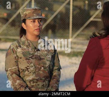 Illinois Air National Guard Airman 1st Class Avaceli Padilla parla con un reporter Univision all'armeria North Riverside della Guardia Nazionale dell'Illinois Army. Il governatore JB Pritzker ha emesso un annuncio di emergenza in caso di disastro il 14 settembre e ha attivato circa 75 membri della Guardia Nazionale dell'Illinois per garantire che tutte le risorse statali siano disponibili per sostenere i richiedenti asilo che arrivano quasi ogni giorno a Chicago. Più del 60% dei soldati e degli Airmen attivati sono spagnoli. La proclamazione consente all'Illinois Emergency Management Agency (IEMA) e ad altre agenzie statali, in stretto coordinamento Foto Stock