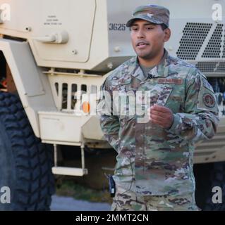 Personale della Guardia Nazionale dell'Illinois Air Sgt. Jose Reyna parla con un reporter dell'Univision all'armeria North Riverside della Guardia nazionale dell'esercito dell'Illinois. Il governatore JB Pritzker ha emesso un annuncio di emergenza in caso di disastro il 14 settembre e ha attivato circa 75 membri della Guardia Nazionale dell'Illinois per garantire che tutte le risorse statali siano disponibili per sostenere i richiedenti asilo che arrivano quasi ogni giorno a Chicago. Più del 60% dei soldati e degli Airmen attivati sono spagnoli. La proclamazione consente all'Illinois Emergency Management Agency (IEMA) e ad altre agenzie statali, in stretto coordinamento con la Th Foto Stock