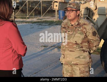 Illinois Army National Guard SPC. Miguel Valente parla con un reporter dell'Univision all'armeria North Riverside della Guardia nazionale dell'esercito dell'Illinois. Il governatore JB Pritzker ha emesso un annuncio di emergenza in caso di disastro il 14 settembre e ha attivato circa 75 membri della Guardia Nazionale dell'Illinois per garantire che tutte le risorse statali siano disponibili per sostenere i richiedenti asilo che arrivano quasi ogni giorno a Chicago. Più del 60% dei soldati e degli Airmen attivati sono spagnoli. La proclamazione consente all'Illinois Emergency Management Agency (IEMA) e ad altre agenzie statali, in stretto coordinamento con il Foto Stock