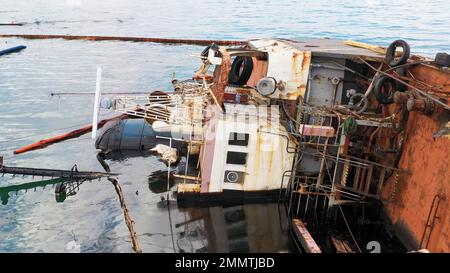 Capovolto nave petroliera in acque poco profonde. Primo piano affondata petroliera annegata dopo il relitto. Foto Stock