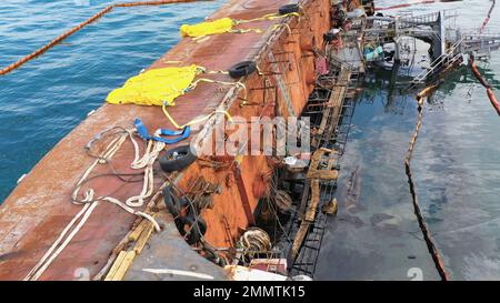 Annegata nave dopo il relitto. Rovesciata nave petroliera arrugginita nel porto marittimo di Odessa acque poco profonde. Foto Stock